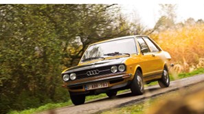 voiture de collection jaune